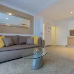 Luxury Apartment *