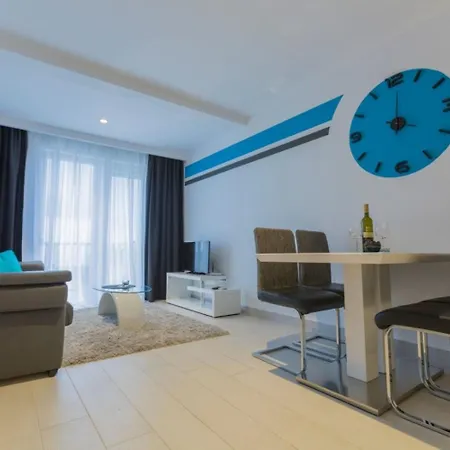 Luxury - Heated Pool, Sauna And Gym Apartment *