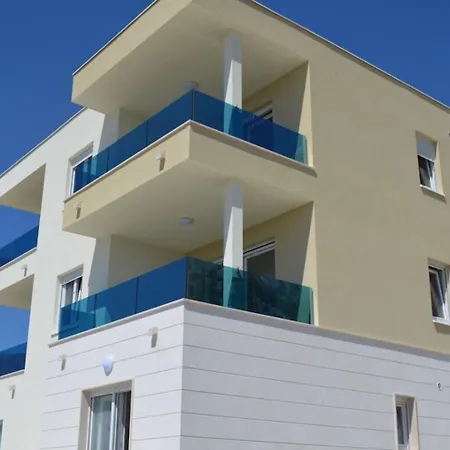 Luxury Apartment *