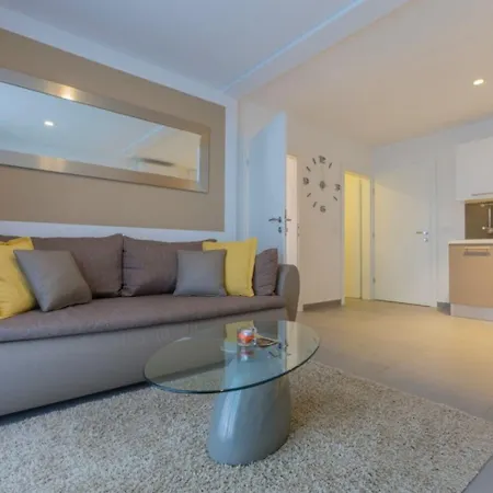 Luxury - Heated Pool, Sauna And Gym Apartment *