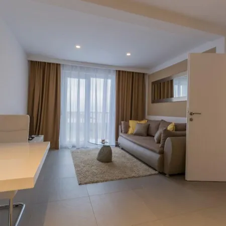 Luxury - Heated Pool, Sauna And Gym Apartment