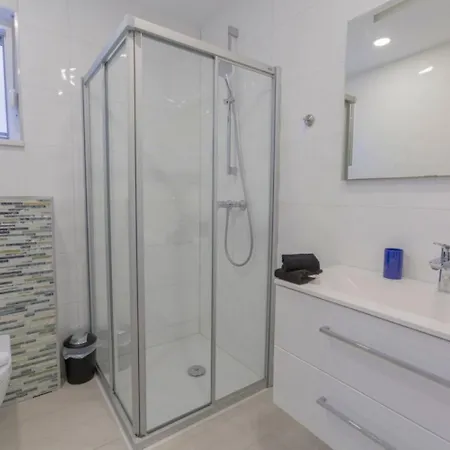 Luxury - Heated Pool, Sauna And Gym Apartment *