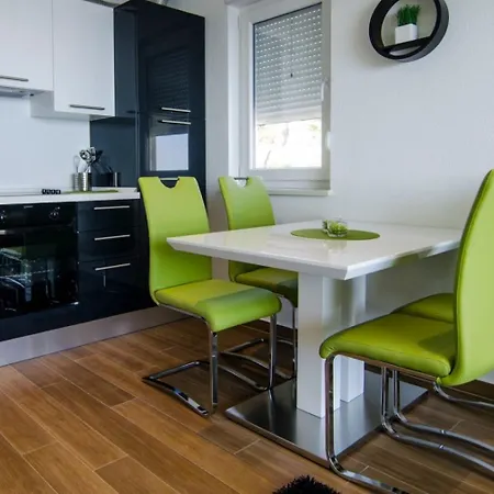 Luxury - Heated Pool, Sauna And Gym Apartment