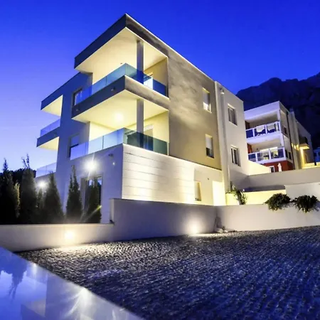 Luxury Apartment *